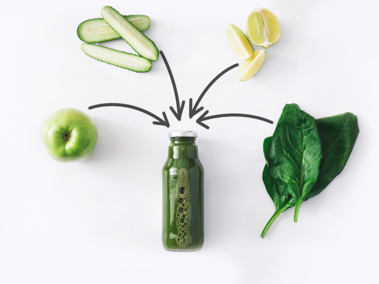 Fľaša zeleného smoothie z jablka, uhorky, citrónu a špenátu
